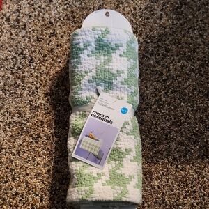 Room Essentials Mint Green and White Table Runner‎